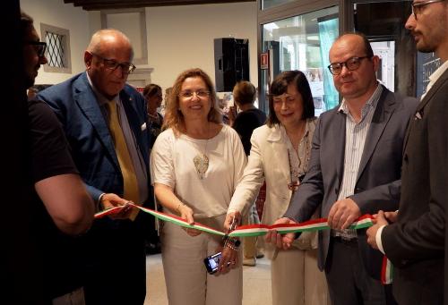 Il taglio del nastro della della mostra "Voi siete qui".
