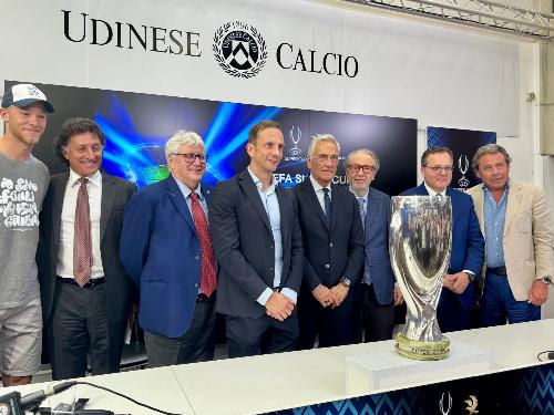 I rappresentanti istituzionali con il governatore Fedriga al centro, davanti alla Coppa