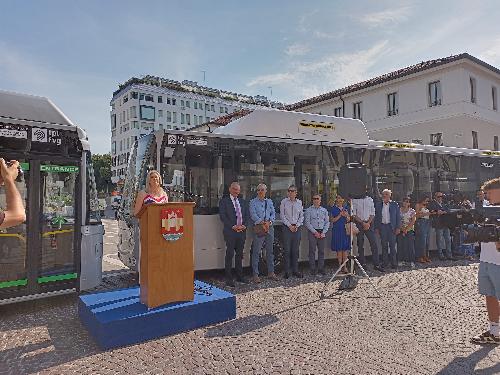 L'intervento dell'assessore regionale alle Infrastrutture Cristina Amirante durante la cerimonia di consegna dei nuovi autobus green a Pordenone