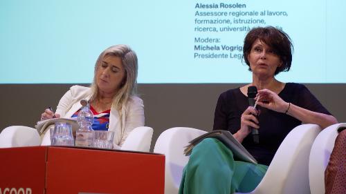 L'intervento dell'assessore regionale alla Famiglia Alessia Rosolen durante il convegno di Legacoop a Gorizia