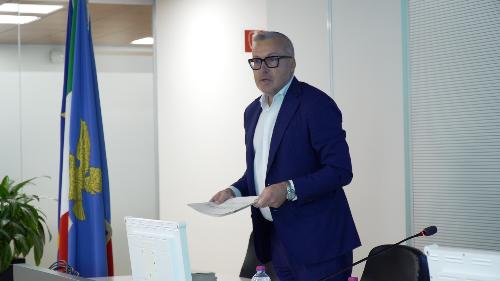L’assessore regionale alle Attività produttive e turismo Sergio Emidio Bini alla presentazione del disegno di legge regionale per la disciplina dei settori del commercio e del turismo