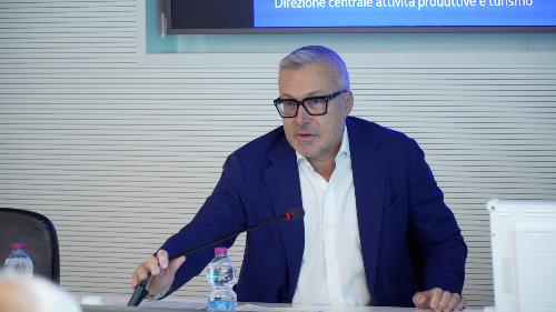 L’assessore regionale alle Attività produttive e turismo Sergio Emidio Bini alla presentazione del disegno di legge regionale per la disciplina dei settori del commercio e del turismo