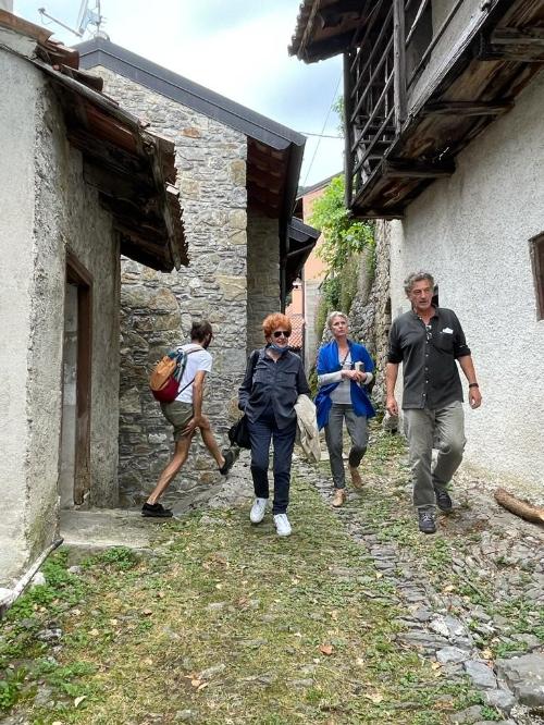 L'assessore regionale alla Cultura, Tiziana Gibelli, con gli organizzatori dell XXVIII Stazione di Topolo, a Grimacco, Antonella Bucovaz e Moreno Miorelli.