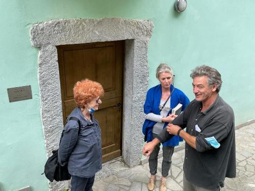 L'assessore regionale alla Cultura, Tiziana Gibelli, con gli organizzatori dell XXVIII Stazione di Topolo, a Grimacco, Antonella Bucovaz e Moreno Miorelli.