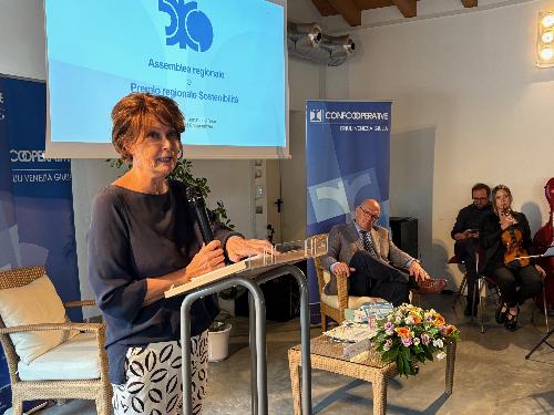 L'assessore regionale al Lavoro, istruzione e formazione, Alessia Rosolen all'assemblea regionale di Confcooperative