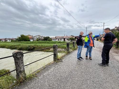 Il sopralluogo nella zona in cui il Meschio è tracimato a Caneva