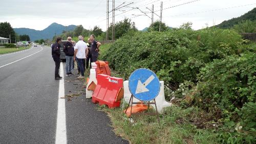 Il sopralluogo a Magnano in Riviera dove è esondato un tombotto riversando l'acqua sulla Pontebbana