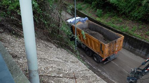 La piccola frana a Ragogna in fase di rimozione dalla sede stradale