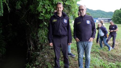Il sopralluogo con il sindaco di Artegna lungo il corso d'acqua che ha rotto l'argine 