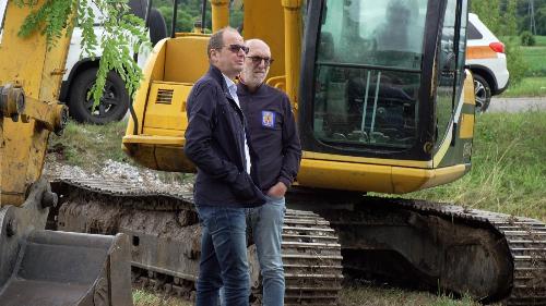 Il sopralluogo con il sindaco di Artegna lungo il corso d'acqua che ha rotto l'argine 