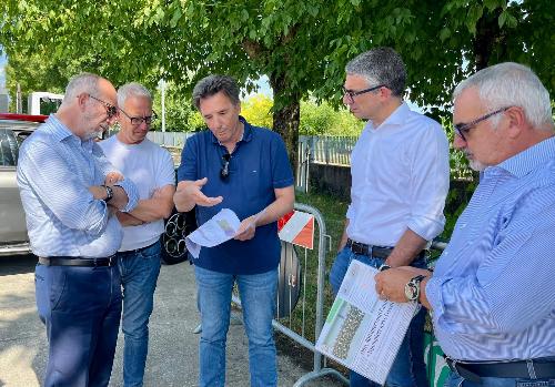 Una fase del sopralluogo compiuto dagli assessori Roberti e Riccardi al distaccamento dei Vigili del fuoco di Codroipo