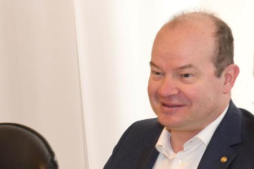 Il vicegovernatore Anzil nel corso della riunione di Giunta