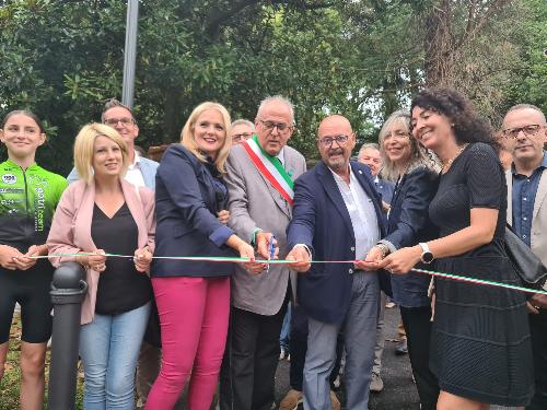 Il momento del taglio del nastro