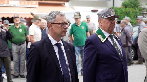L'assessore regionale alle Risorse agroalimentari e forestali, Stefano Zannier, a sinistra, durante la cerimonia di San Gualberto, patrono dei Forestali d'Italia, a Paluzza