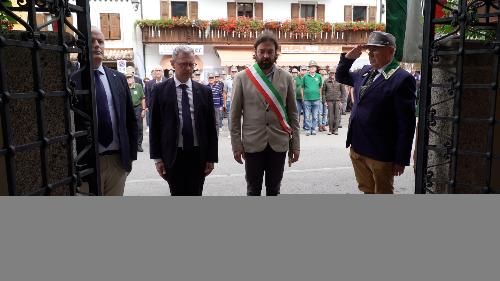 Un momento della commemorazione durante la cerimonia del santo patrono dei Forestali a Paluzza, l'assessore Stefano Zannier al centro
