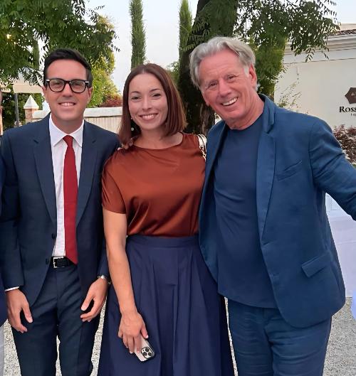 L'assessore Fabio Scoccimarro, a sinistra, con la campionessa olimpica Mara Navarria alla cerimonia della Fise a Cervignano del Friuli