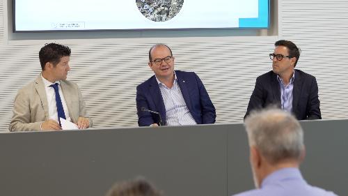 Il vice governatore con delega alla Cultura Mario Anzil, al centro, alla presentazione della misura a sostegno degli scavi archeologici