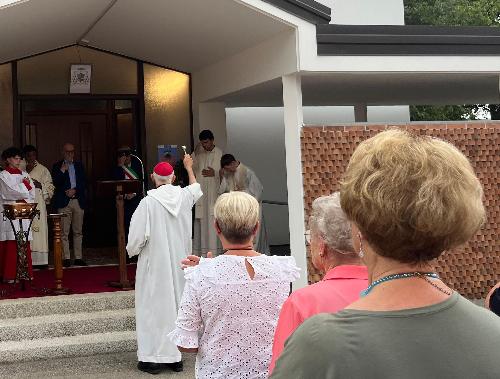 Il momento della benedizione della Chiesa Rosa Mistica