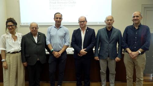 Foto di gruppo al termine della presentazione dell'edizione 2025 del Premio letterario Friuli Venezia Giulia "Il racconto dei luoghi e del tempo".