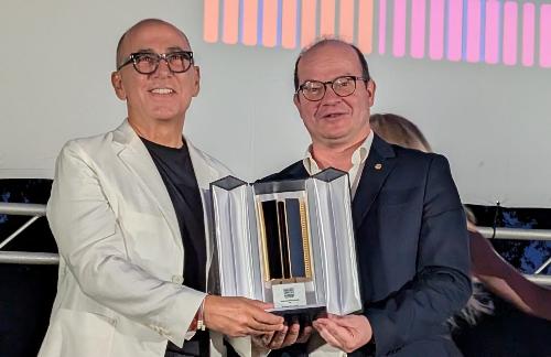 Il vicegovernatore Mario Anzil premia Ferzan Özpetek, regista e sceneggiatore insignito del Premio all'opera d'autore nell'ambito della 44ª edizione del Premio Internazionale Sergio Amidei