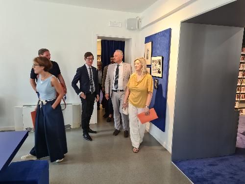 L'assessore Cristina Amirante durante la visita nei locali della Mediateca di Cinemazero a Pordenone