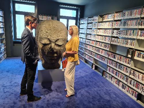 L'assessore regionale Cristina Amirante con il presidente di Cinemazero Marco Fortunato nei locali della Mediateca di Palazzo Badini a Pordenone