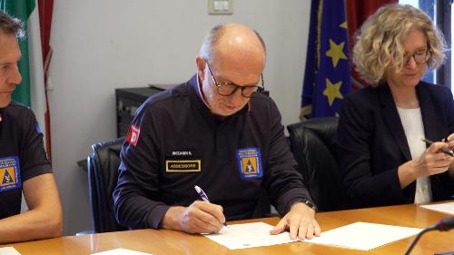 La sottoscrizione del nuovo accordo tra la Regione Autonoma Friuli Venezia Giulia, la Prefettura di Trieste  e il Dipartimento dei Vigili del Fuoco, del Soccorso pubblico e della Difesa civile del Ministero dell'Interno