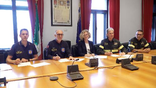 La sottoscrizione del nuovo accordo tra la Regione Autonoma Friuli Venezia Giulia, la Prefettura di Trieste  e il Dipartimento dei Vigili del Fuoco, del Soccorso pubblico e della Difesa civile del Ministero dell'Interno