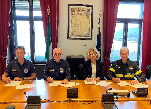 La sottoscrizione del nuovo accordo tra la Regione Autonoma Friuli Venezia Giulia, la Prefettura di Trieste  e il Dipartimento dei Vigili del Fuoco, del Soccorso pubblico e della Difesa civile del Ministero dell'Interno