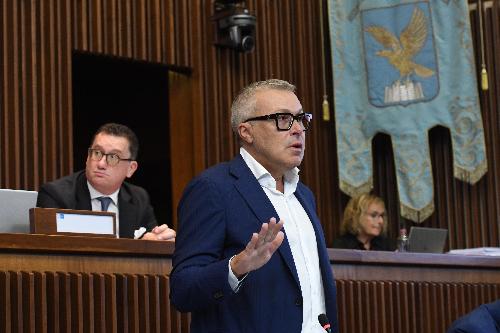 L'assessore regionale alle Attività produttive e turismo Sergio Emidio Bini nel suo intervento in Consiglio regionale
