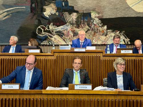 Il governatore Fedriga (al centro) durante la discussione in Aula sulla manovra di assestamento di bilancio.