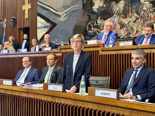 L’assessore regionale alle Finanze Barbara Zilli (in piedi) al termine della maratona d’Aula che si è conclusa con l’approvazione della legge di assestamento di bilancio.