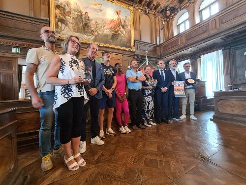 L'assessore Fabio Scoccimarro con gli organizzatori del Meeting Benvenuti nel Comune di Trieste