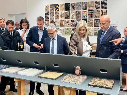 L'assessore Cristina Amirante durante la visita alla Scuola mosaicisti del Friuli di Spilimbergo