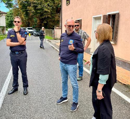 L'assessore regionale alla Protezione civile Riccardo Riccardi durante il sopralluogo a Pasiano di Pordenone assieme al sindaco Marta Amadio