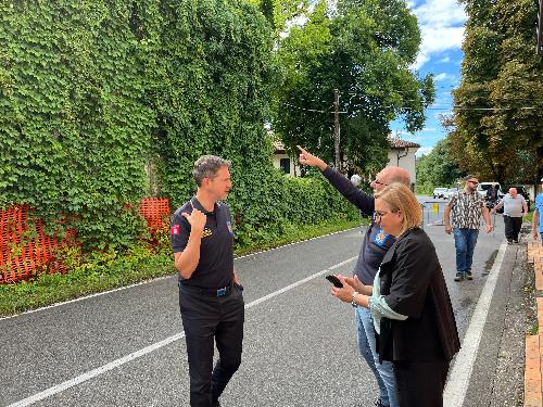 L'assessore regionale alla Protezione civile Riccardo Riccardi durante il sopralluogo a Pasiano di Pordenone assieme al sindaco Marta Amadio
