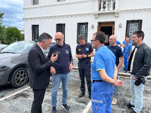 L'assessore regionale alla Protezione civile Riccardo Riccardi durante il sopralluogo a Brugnera assieme al sindaco Renzo Dolfi e ai volontari della Protezione civile
