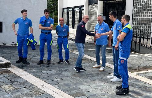 L'assessore regionale alla Protezione civile Riccardo Riccardi durante il sopralluogo a Brugnera assieme al sindaco Renzo Dolfi e ai volontari della Protezione civile