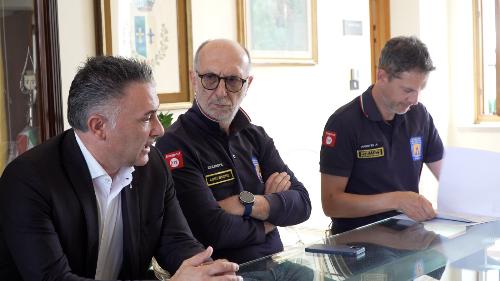 L'assessore regionale alla Protezione civile Riccardo Riccardi durante il sopralluogo a Brugnera assieme al sindaco Renzo Dolfi e ai volontari della Protezione civile