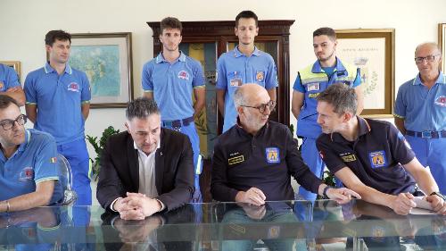 L'assessore regionale alla Protezione civile Riccardo Riccardi durante il sopralluogo a Brugnera assieme al sindaco Renzo Dolfi e ai volontari della Protezione civile