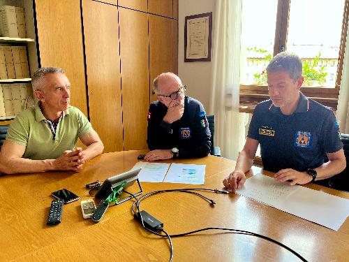 L'assessore regionale alla Protezione civile Riccardo Riccardi durante il sopralluogo a Sacile assieme al sindaco Carlo Spagnol