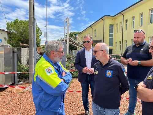 L'assessore regionale alla Protezione civile Riccardo Riccardi a Porcia con il sindaco Marco Sartini assieme ai volontari della Protezione civile nei pressi della scuola danneggiata dal maltempo