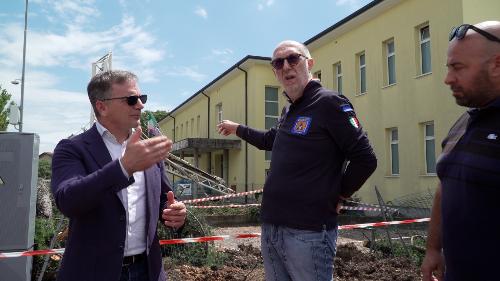 L'assessore regionale alla Protezione civile Riccardo Riccardi a Porcia con il sindaco Marco Sartini e i volontari della Protezione civile nei pressi della scuola danneggiata dal maltempo