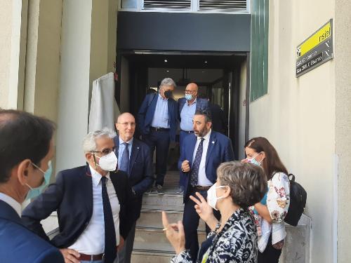 L’assessore regionale al Patrimonio, demanio, servizi generali e sistemi informativi Sebastiano Callari durante la visita all'Insiel della delegazione composta, oltre che da Pais, dai vertici dell’Università di Sassari, a partire dal rettore Gavino Mariotti, e dal senatore Carlo Doria.