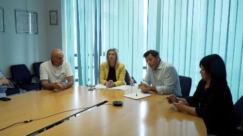 L'assessore regionale alle Infrastrutture e territorio Cristina Amirante (al centro) durante l'incontro con il sindaco di Aviano Paolo Tassan Zanin in municipio