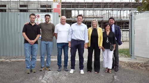 L'assessore Cristina Amirante in uno dei sopralluoghi nei cantieri nei quali è stata accompagnata da sindaco e assessori del Comune di Aviano.