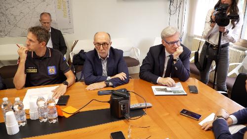 L'assessore del Friuli Venezia Giulia alla Protezione civile Riccardo Riccardi tra il il direttore della Protezione civile Fvg Amedeo Aristei e il suo omologo della Regione Veneto Gianpaolo Bottacin