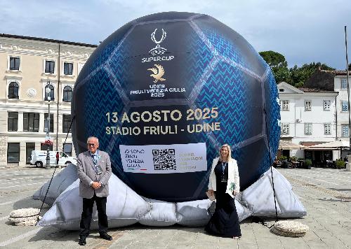 L'assessore regionale alle Infrastrutture e territorio Cristina Amirante e il sindaco di Gorizia Rodolfo Ziberna in piazza della Vittoria davanti al grande pallone promozionale della Supercoppa europea.