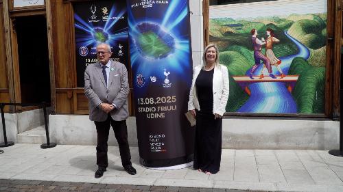 L'assessore regionale alle Infrastrutture e territorio Cristina Amirante e il sindaco di Gorizia Rodolfo Ziberna davanti all'esposizione della Supercoppa europea.