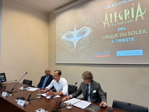 Un momento della conferenza stampa. Al centro il governatore della Regione Fvg Massimiliano Fedriga e alla sua destra il sindaco di Trieste Roberto Dipiazza. In primo piano il presidente del Teatro Stabile del Friuli Venezia Giulia Francesco Granbassi.